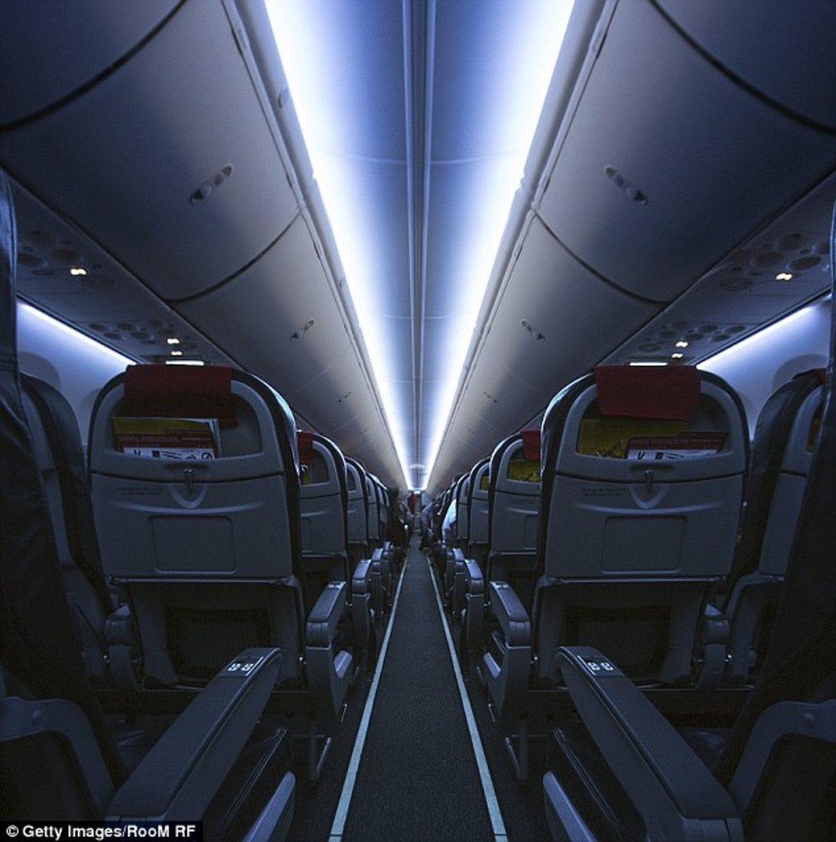 Uçak İniş ve Kalkışında Neden Işıklar Söndürülür?