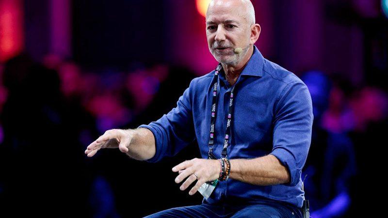 Jeff Bezos: “Yakında milyonlarca insan uzayda yaşacak!”