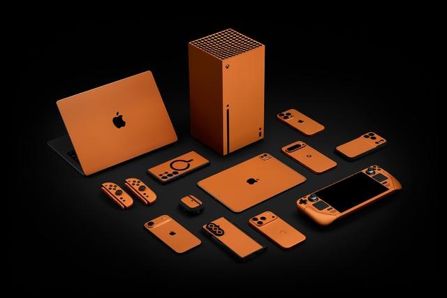  iPhone 17 Pro'nun kozmik turuncu rengini Android telefonlara, Xbox'a ve diğer ürünlere getiren kaplama duyuruldu 