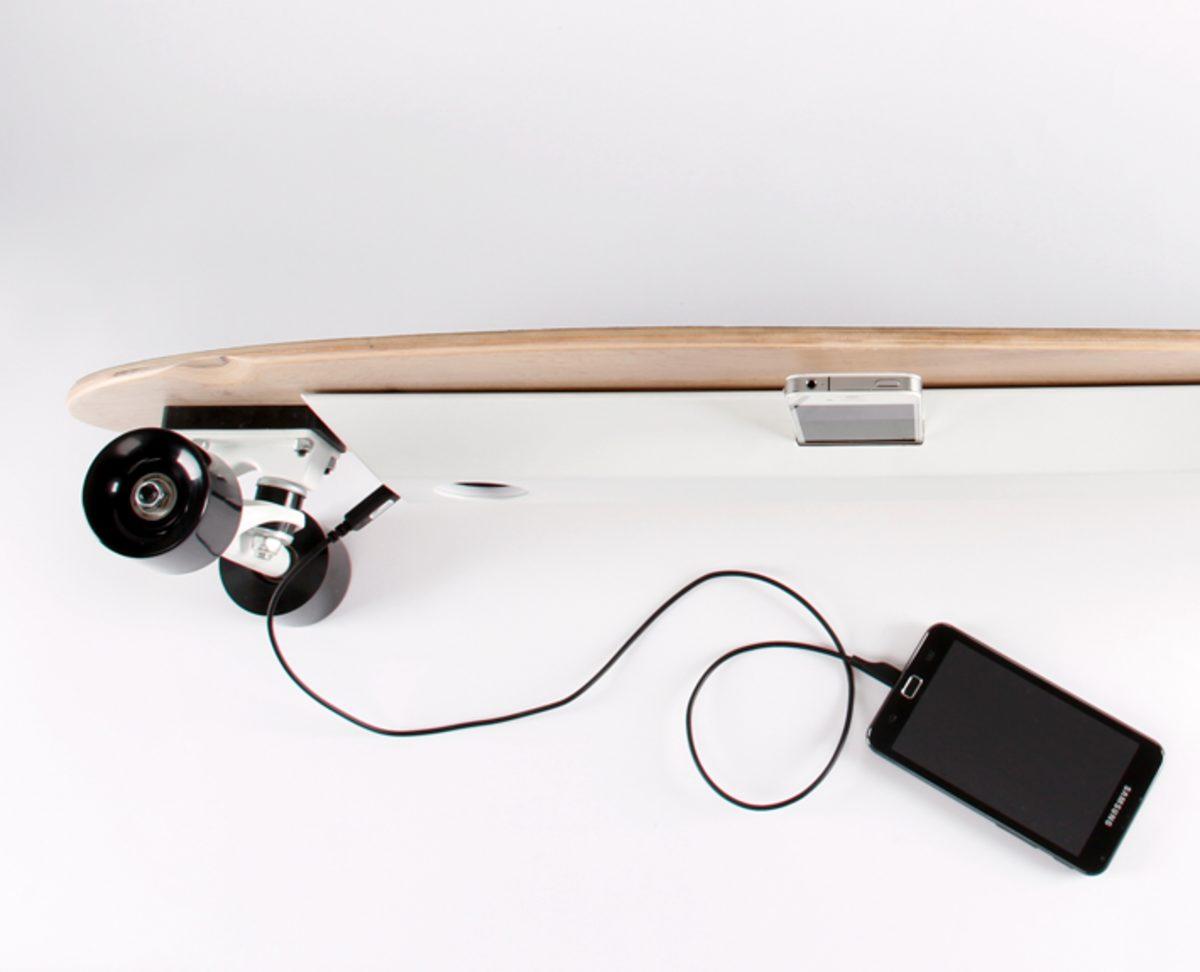 Telefon Şarj Edebilen Ve Müzik Çalan Kaykay: Chargeboard