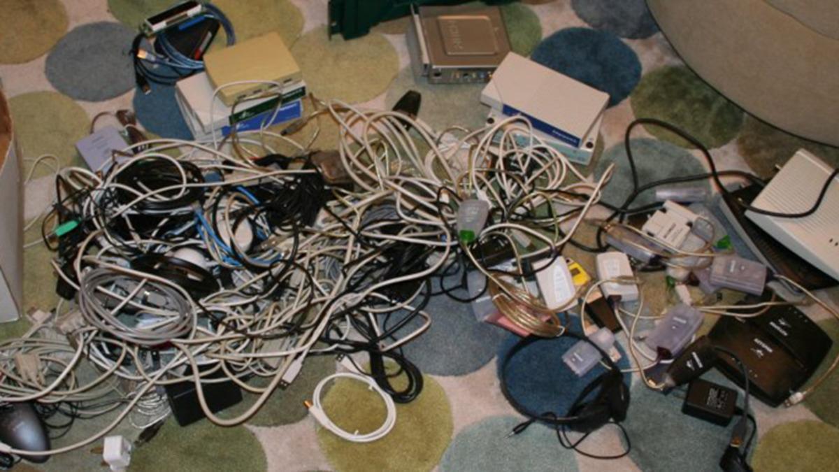 Evdeki Kablo Karmaşasından Sıkılanlara 5 Adımda Kablo Düzenleme Yöntemleri