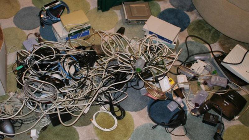 Evdeki Kablo Karmaşasından Sıkılanlara 5 Adımda Kablo Düzenleme Yöntemleri