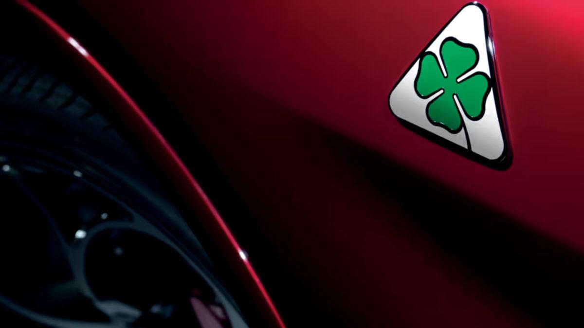 Alfa Romeo’ların üstündeki Dört Yapraklı Yonca Nedir, Neyi Simgeliyor? İşte "Vay be!" Diyeceğiniz Hikâyesi 3 ke