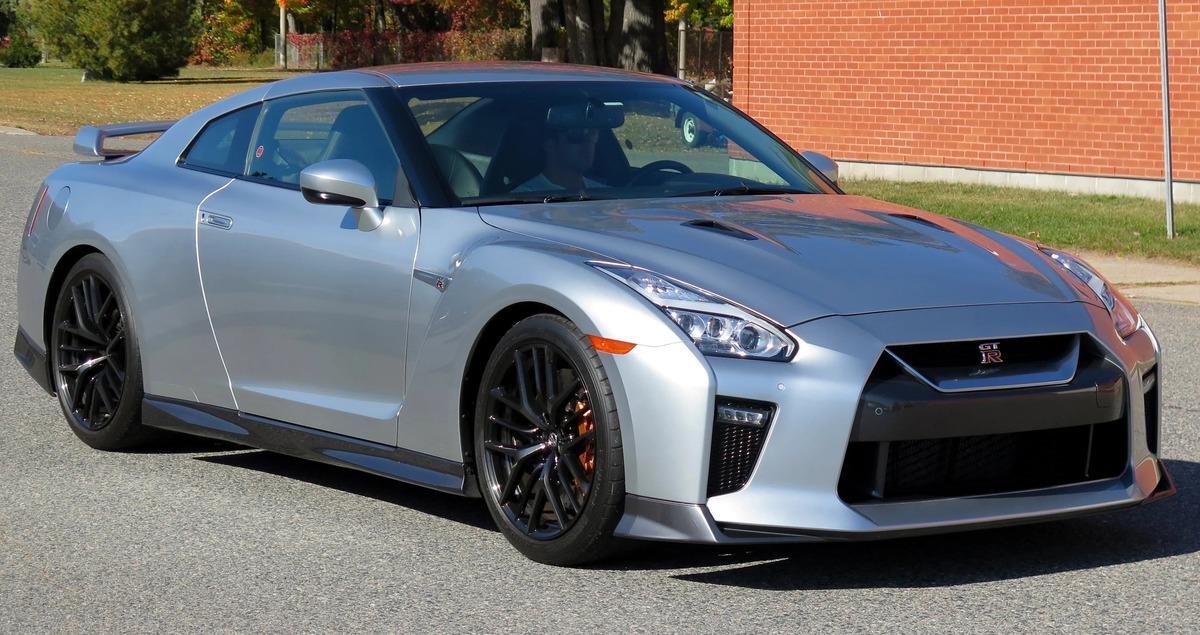 2018_Nissan_GT-R_Premium_in_Super_Silver,_Front_Right,_10-11-2022