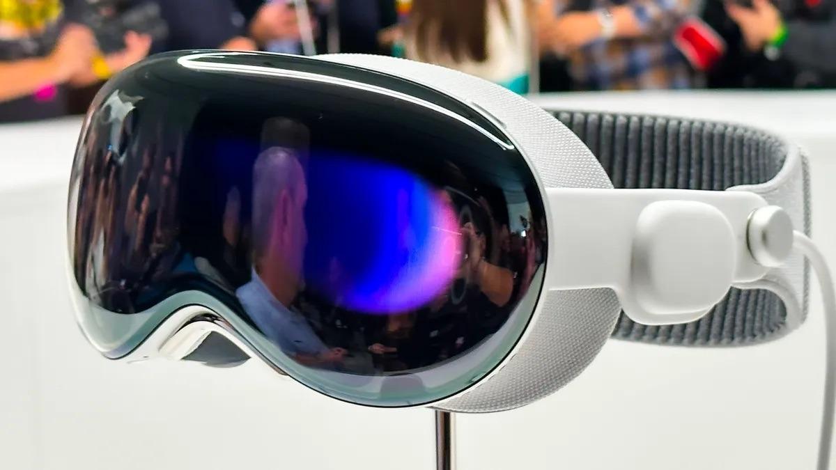 wwdc-2023-060523-apple-pro-vision-hands-on-7