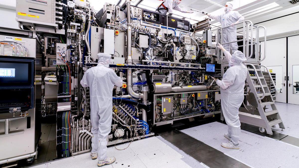 Business-ASML---Employees-assembling-an-EUV-system-(ASML)