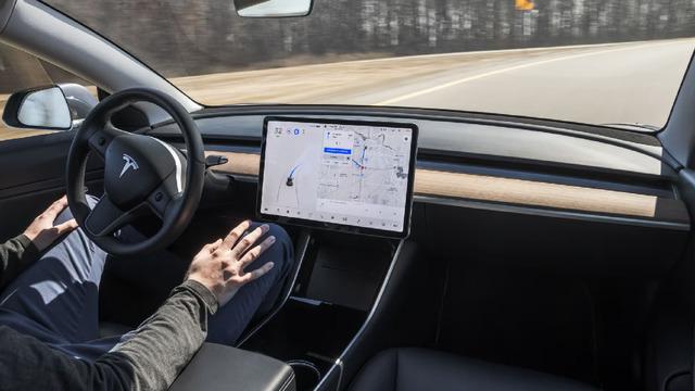 Otopilot Modundaki Tesla Eve Çarptı: Bir Kadın Öldü