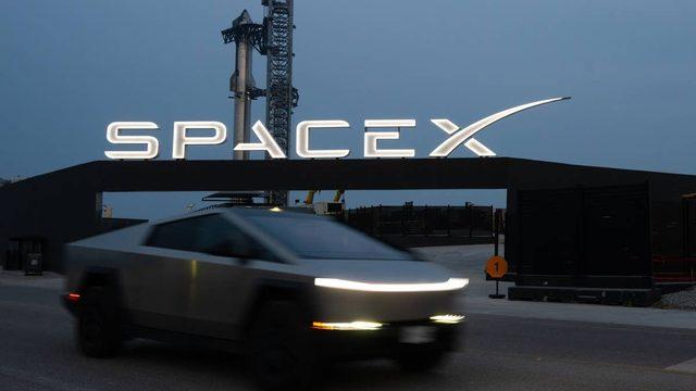 Elon Musk Şimdi de SpaceX ile Tesla'yı Birleştirmeyi Planlıyor Olabilir: Peki Neden?