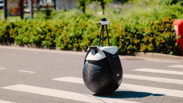 Dünyanın İlk Tek Tekerlekli Otonom Güvenlik Robotu Tanıtıldı: 1ROLLO