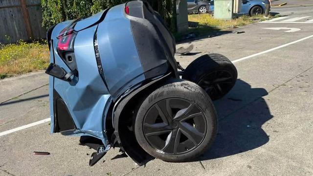 Otonom Sürüş Sırasında Kaza Yapan Bir Tesla, İkiye Bölündü!
