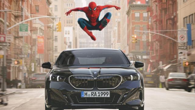 BMW’nin Otomobillerinde Zorla Spider-Man Reklamı Göstermesi Büyük Tepki Çekti [Video]