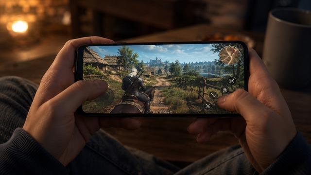 24 GB RAM'li Telefona Çift CPU Soğutucu Takıldı (The Witcher 3'ü 1080p Ultra'da Açıyor)
