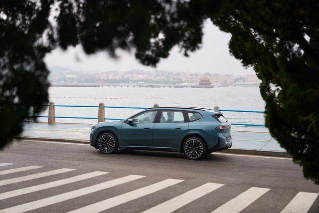Yeni BMW iX3 Tek Şarjla Menzil Rekoru Kırdı
