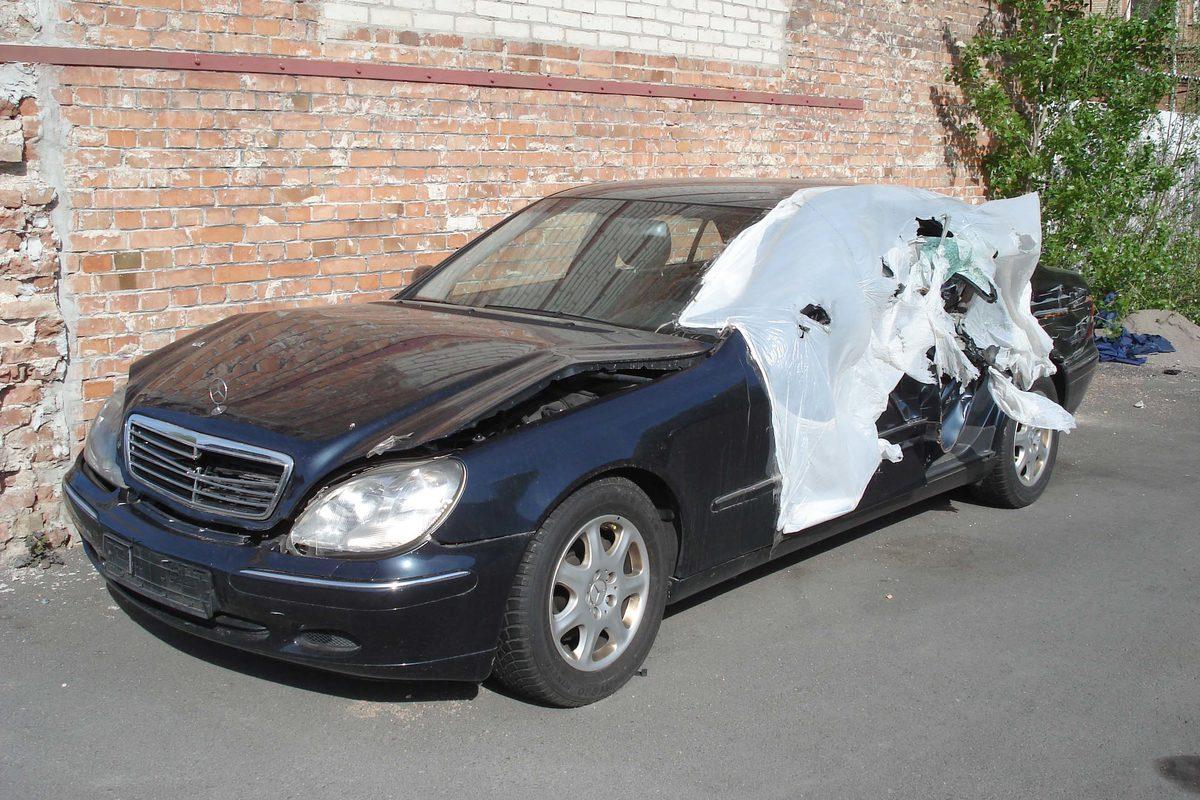 Crashed_black_S-Class