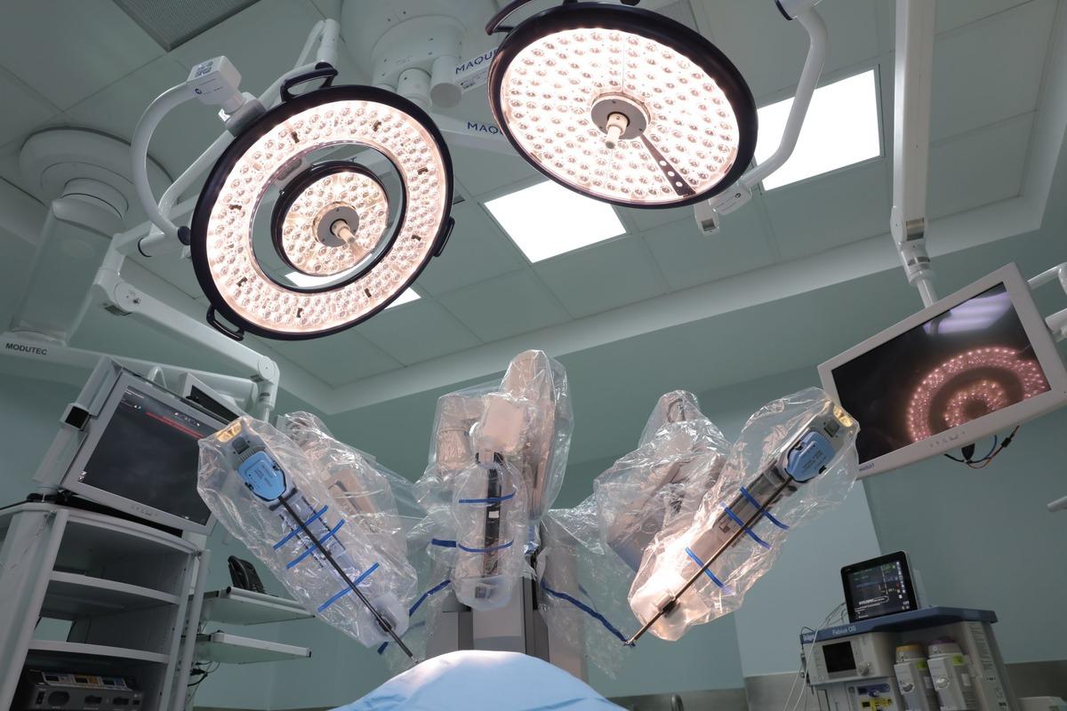 AI-Guided-Brain-Surgery-2048x1365