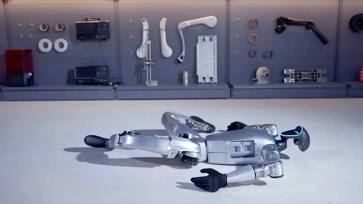 Rusya'da Bir İnsansı Robot, Kendisini İten Müşteriye Saldırdı! [Video]