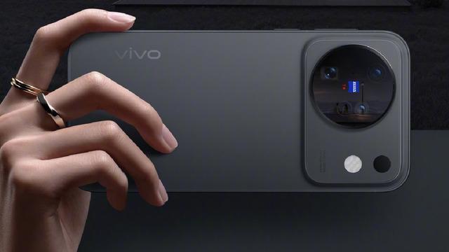 vivo X500'ün Yenilenen Tasarımı ve Renkleri Resmî Olarak Paylaşıldı! 