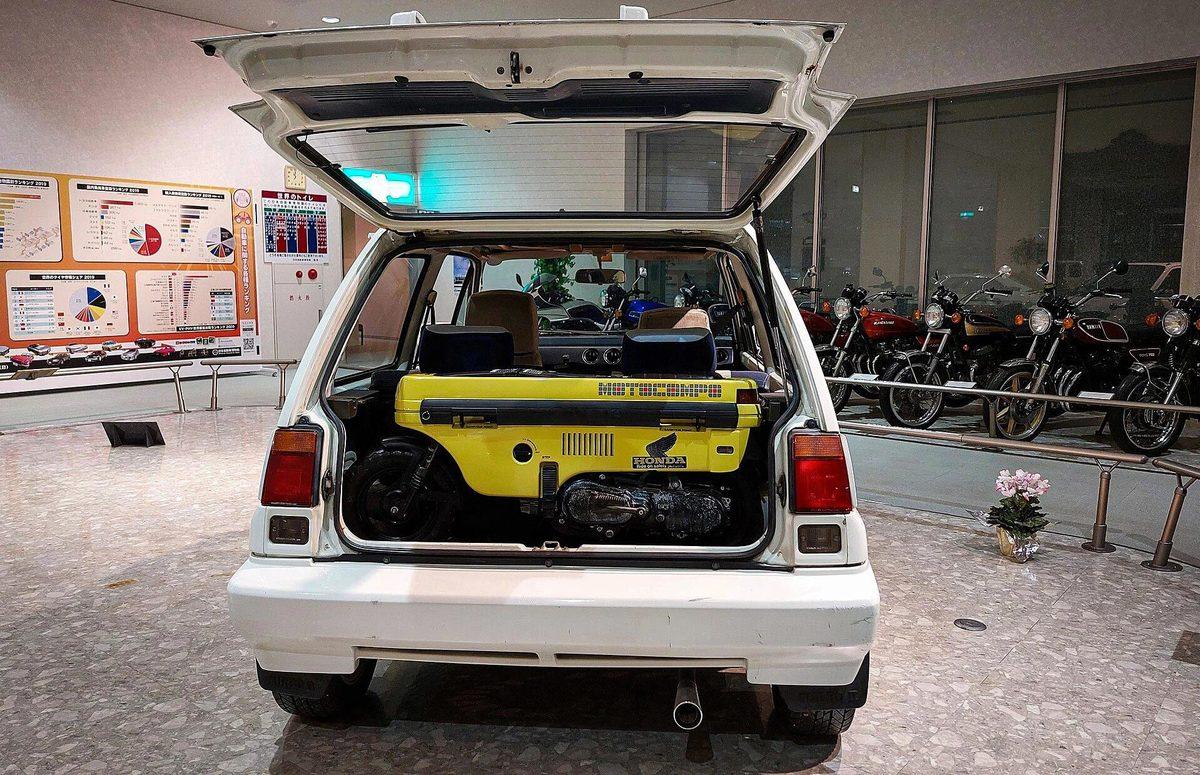 Honda City bagajda katlanabilir motosiklet