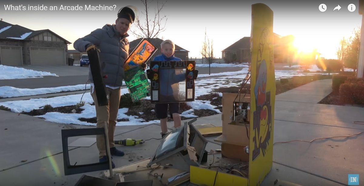 Atari Salonlarındaki Oyun Makinesinin İçini Açtılar