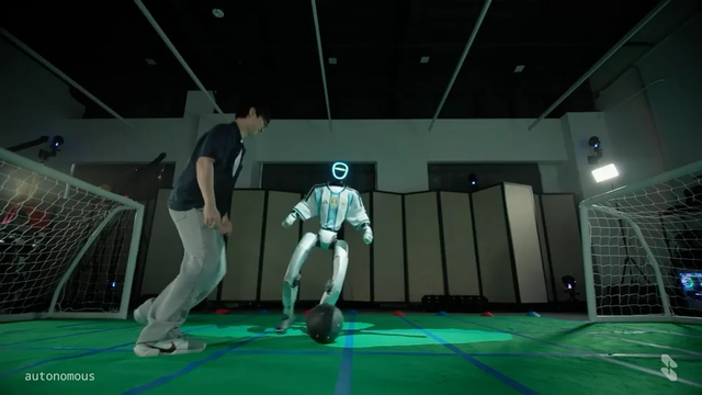 140 Yıllık Sanal Futbol Eğitimi Alan Robot Sahaya Çıktı: Karşınızda "Messinator"!