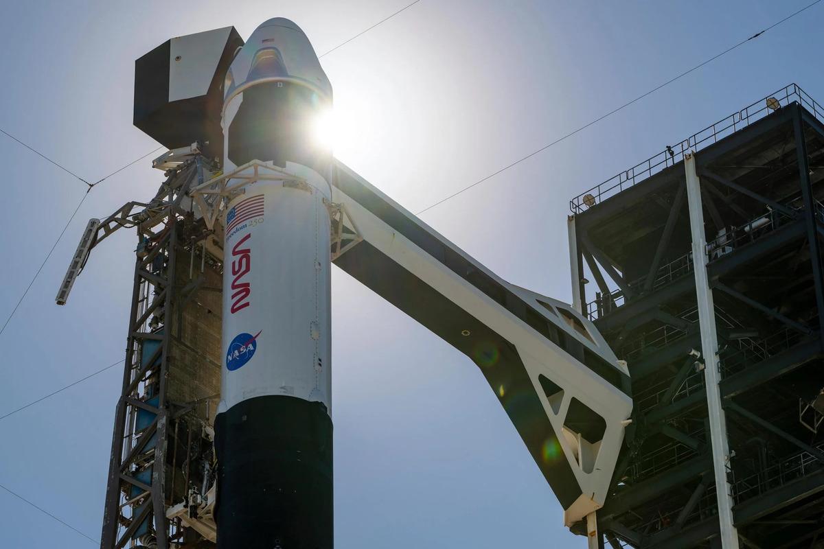 NASAs-SpaceX-Crew-13-Vertical-at-SLC-40-2048x1365 (1)