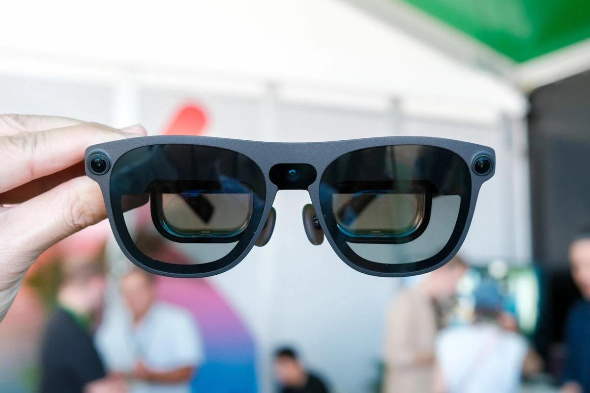 Google-Xreal-Project-Aura-XR-Smart-Glasses-Hands-On-04-1600x1067