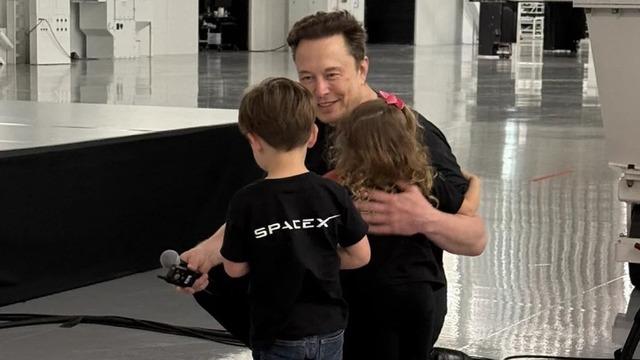 Elon Musk’tan Tarihi Vaat: ABD’deki Her Çocuğa Bir SpaceX Hissesi Hediye Edecek!