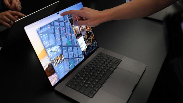 Apple CEO’su Açıkladı: MacBook Pro’ya Dokunmatik Ekran Neden Şimdi Geldi?