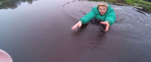 800 Dolarlık Drone’u Kurtarmak İçin Göle Atladı