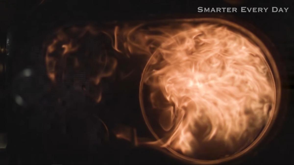 Ağır Çekim Görüntülerle Çalışan Bir Araba Motorunun İçinde Neler Olmakta?