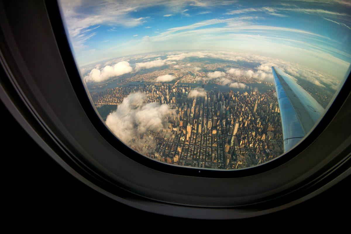 Hostesler, Uçağın İnişi ve Kalkışı Sırasında Neden Gölgelikleri Açmamızı İsterler?