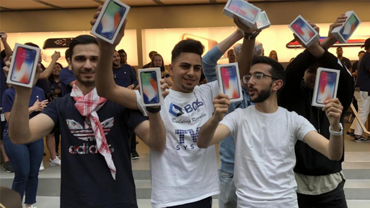 Avustralya’da Bir Çocuk iPhone X Sırasını 500 Dolar’a Sattı