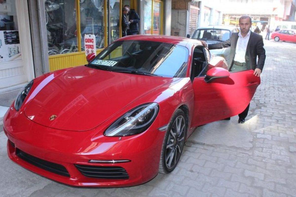 Dondurma Çubuğundan Kazandığı Porsche İle Mahallede Takılan Adam