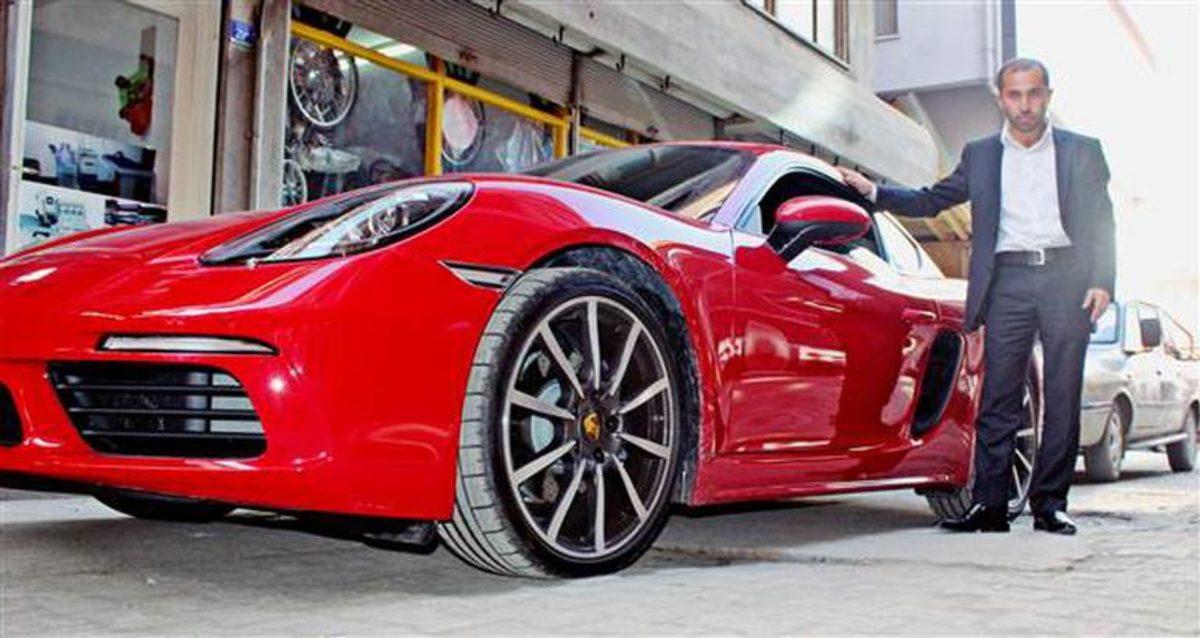 Dondurma Çubuğundan Kazandığı Porsche İle Mahallede Takılan Adam