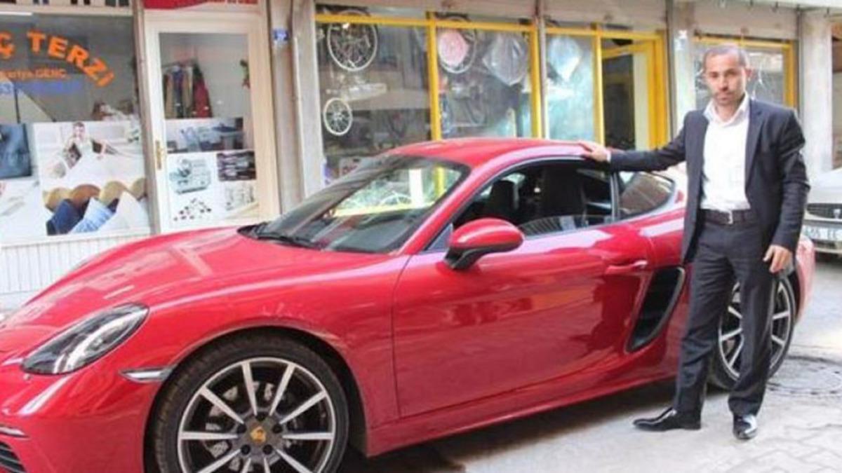 Dondurma Çubuğundan Kazandığı Porsche İle Mahallede Takılan Adam