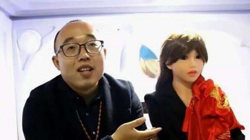 Bu Kadar Acayipliğe de Pes: Mühendis, Kendi Ürettiği Robotla Evlendi!