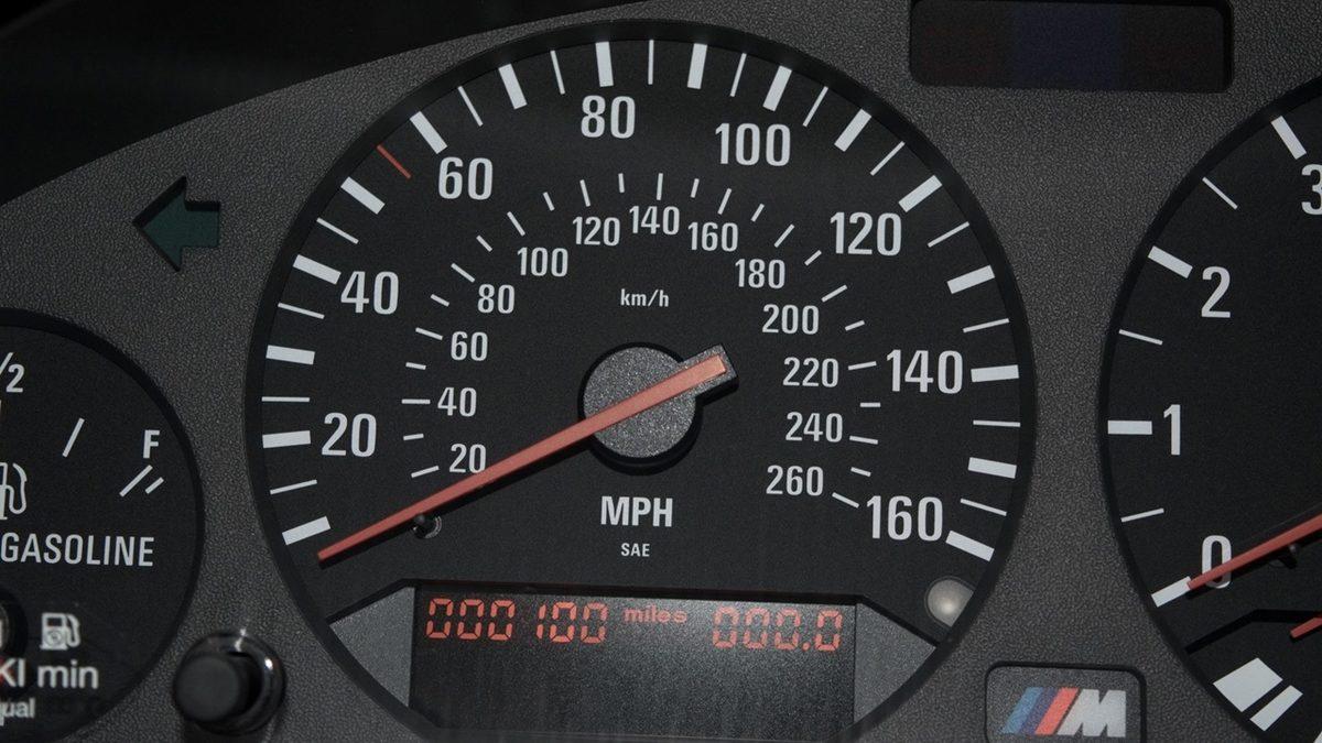 Hız Göstergeleri Arabaların Çıkabileceği Maksimum Hızdan Neden Hep Daha Fazlasına Sahiptir?