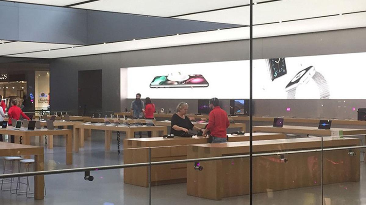 iPhone X’un Türkiye’de Satışa Çıktığına Bin Şahit Gerektiren Apple Store Manzarası!