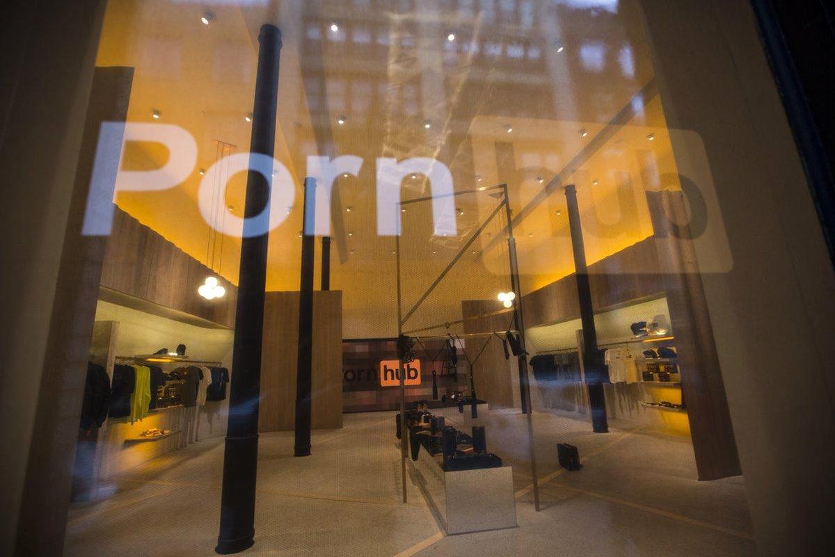 Pornhub, Yeni Mağazasında Canlı Yayın Yapıyor