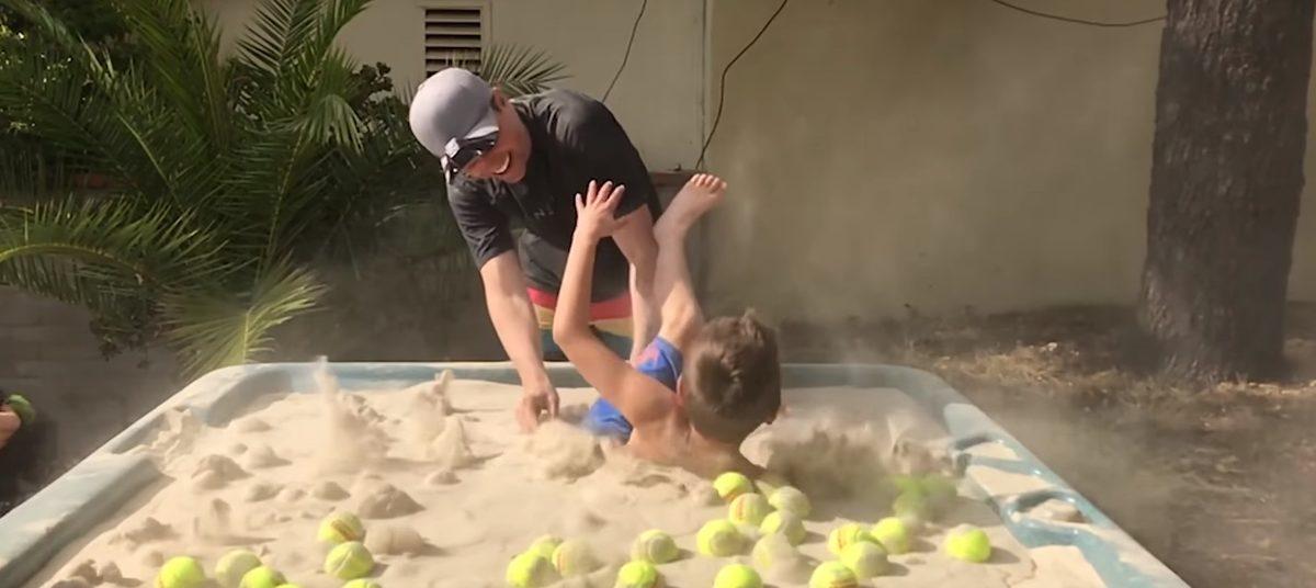 Eski NASA Mühendisinin Kumu Su Gibi Hareket Ettirdiği Karizmatik Videosu