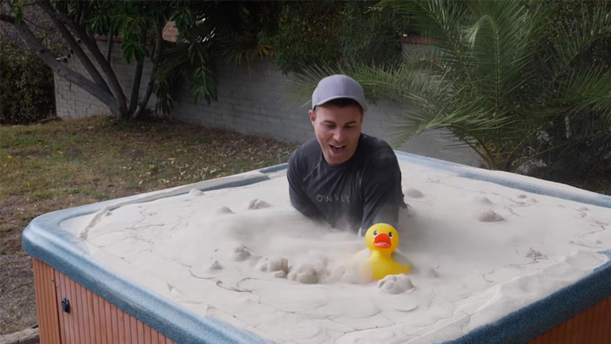 Eski NASA Mühendisinin Kumu Su Gibi Hareket Ettirdiği Karizmatik Videosu