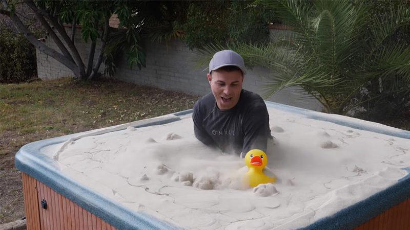 Eski NASA Mühendisinin Kumu Su Gibi Hareket Ettirdiği Karizmatik Videosu