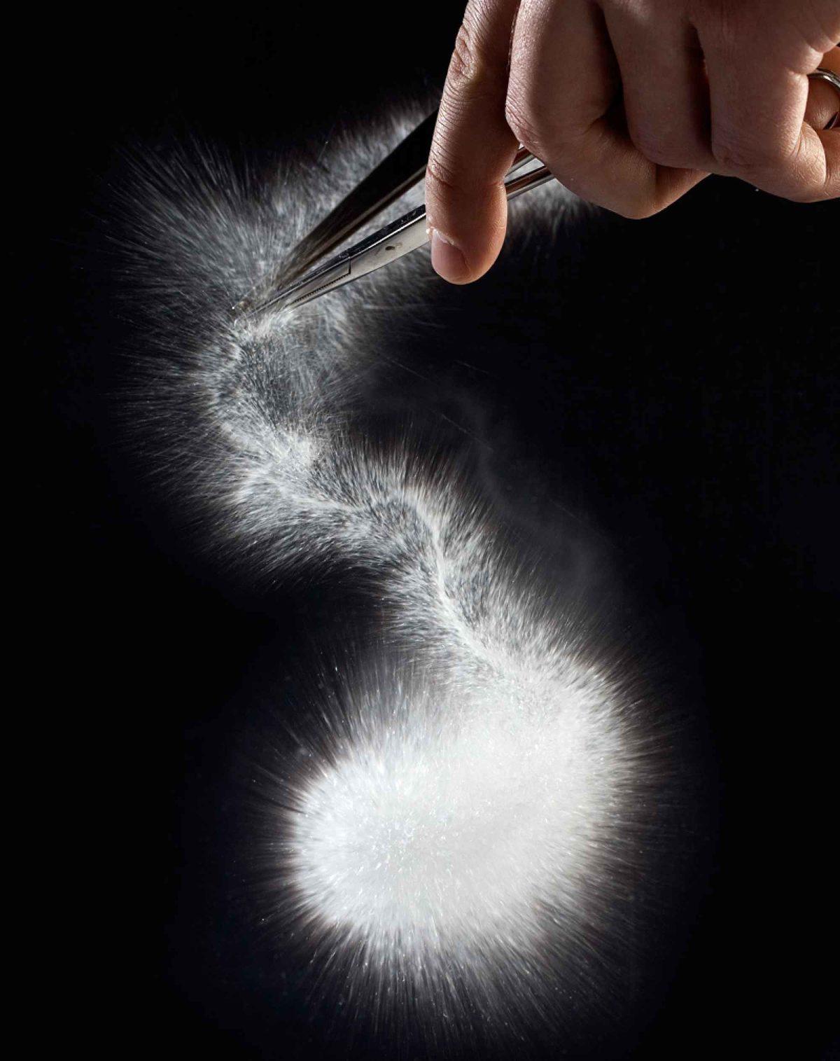 400 Yıllık Gizem Çözüldü: Kurşuna Bile Dayanabilen Cam Damlaları, Neden Kolay Kırılamazlar?