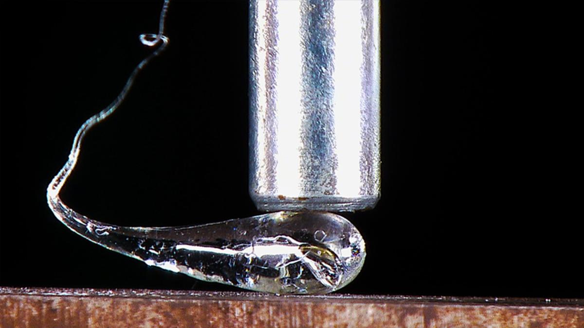 400 Yıllık Gizem Çözüldü: Kurşuna Bile Dayanabilen Cam Damlaları, Neden Kolay Kırılamazlar?