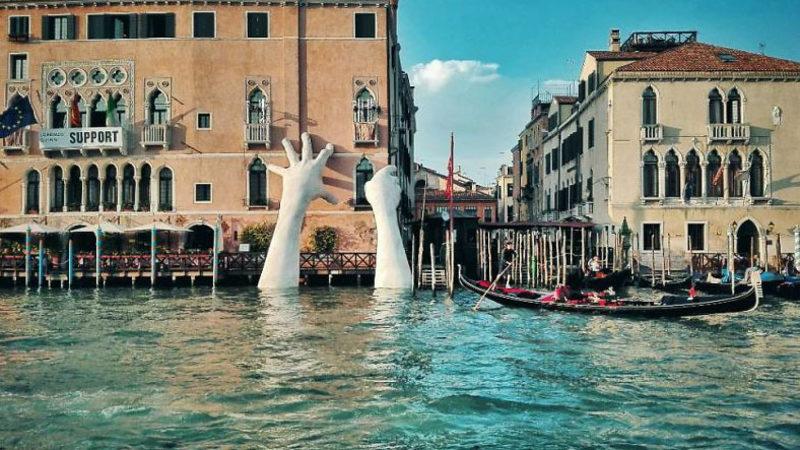Küresel Isınmaya Farkındalık Yaratmak İçin Yapılmış, Binayı Tutan Devasa El Heykeli!