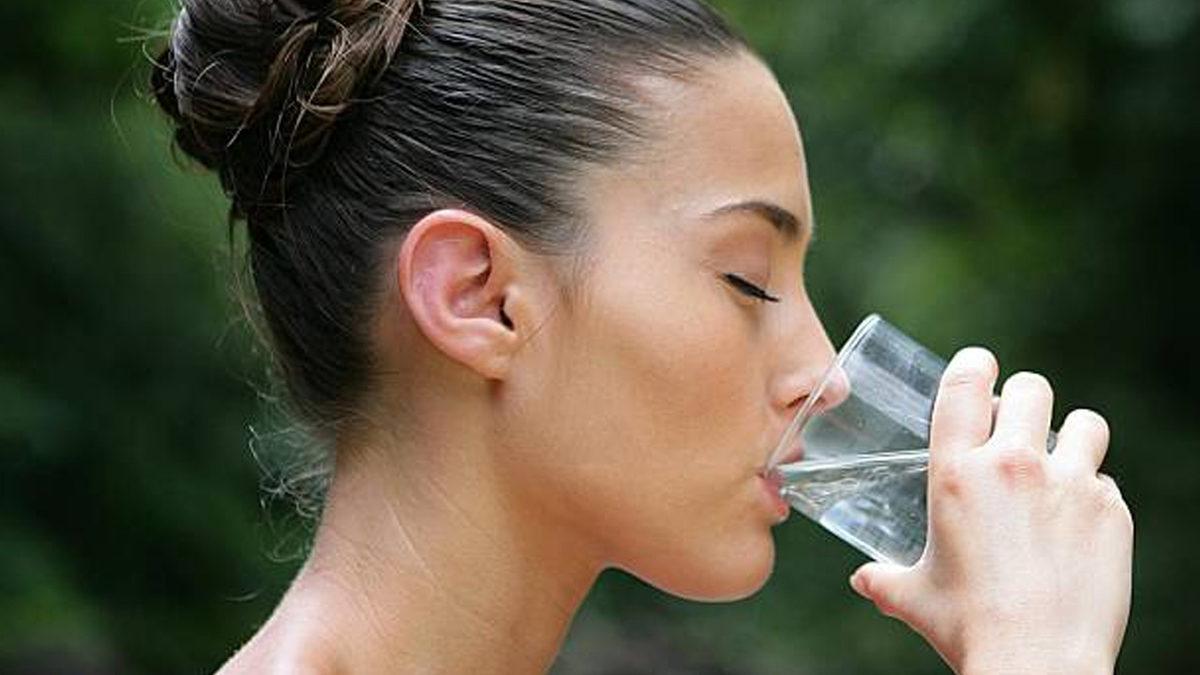 Vücudunuzun Yeteri Kadar Su İçmediğinizde Verdiği 10 İşaret