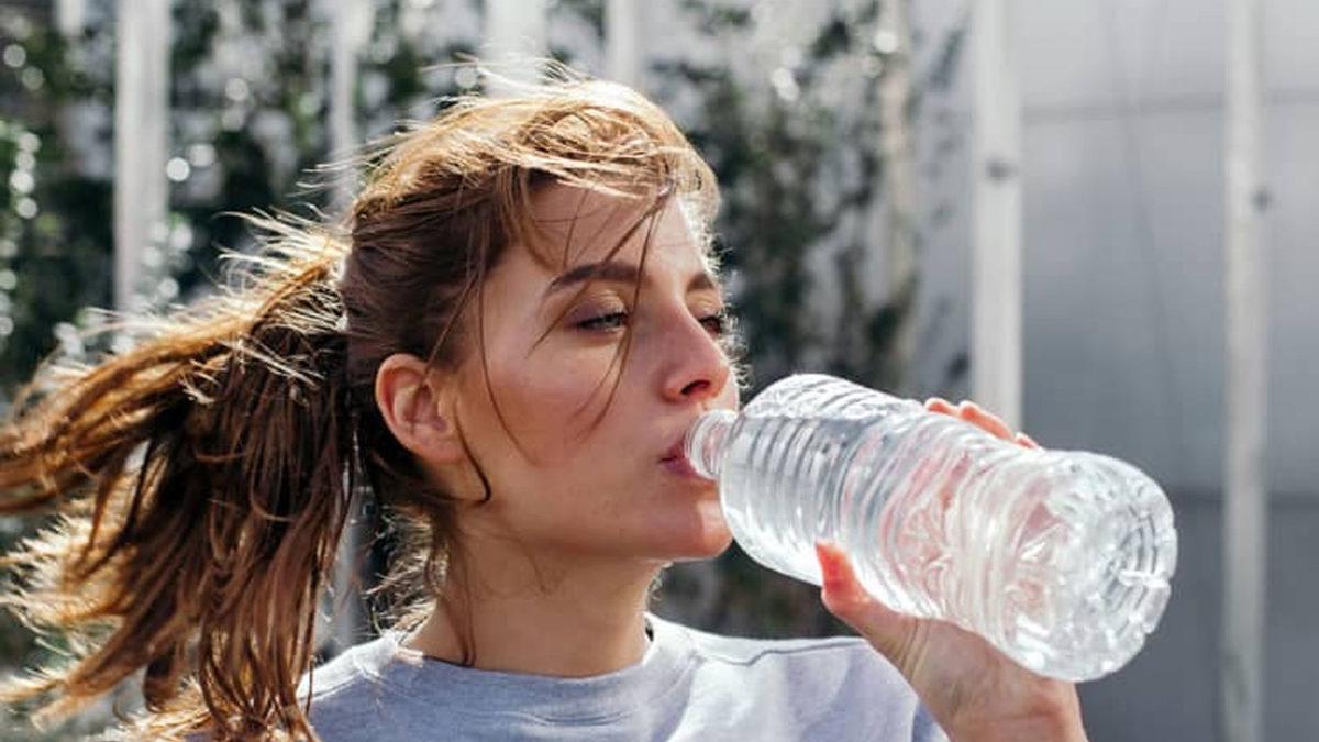 Vücudunuzun Yeteri Kadar Su İçmediğinizde Verdiği 10 İşaret