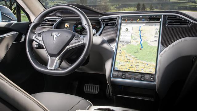 Tesla’dan Sürücülere Zeka Fışkıran Yeni Yıl Sürprizi: Noel Baba Modu!